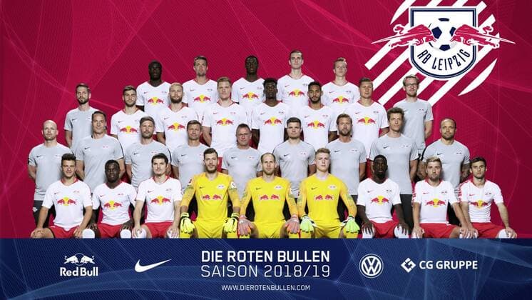 RB Leipzig Teamfoto Fussball Saison 2018-19 RasenBallsport Leipzig; Fussball, 1.Bundesliga, Porträttermin 2018 2019. , Mannschaftsfoto. Hintere Reihe v.l.: Dayot Upamecano, Stefan Ilsanker,Ibrahima Konate Konate, Antinc Nuka und Lukas Klostermann. 3. Reihe v.l.: Dominik Cegla (Physiotherapeut), Massimo Bruno, Konrad Laimer, Marcel Halstenberg, Nordi Mukiele, Matheus Cunha, Willi Orban und Max Pelka (Sportpsychologe). 2. Reihe v.l.: Fabian Friedrich (Videoanalyst), Frederik Gößling Goessling (Torwarttrainer), Kai Kraft (Athletiktrainer), Co Trainer Jesse Marsch, Cheftrainer Ralf Rangnick, Co Trainer Robert Klauß Klauss, Co Trainer Lars Kornetka, Daniel Behlau (Athletiktrainer) und Daniel Ackermann. Vordere Reihe v.l.: Diego Demme, Bruma, Marcel Sabitzer, Torwart Marius Müller Mueller, Torwart Peter Gulacsi, Torwart Julian Krahl, Jean-Kevin Augustin, Kevin Kampl und Marcello Saracchi. Es fehlen: Timo Werner, Emil Forsberg, Yussuf Poulsen und Torwart Yvon Mvogo. ,