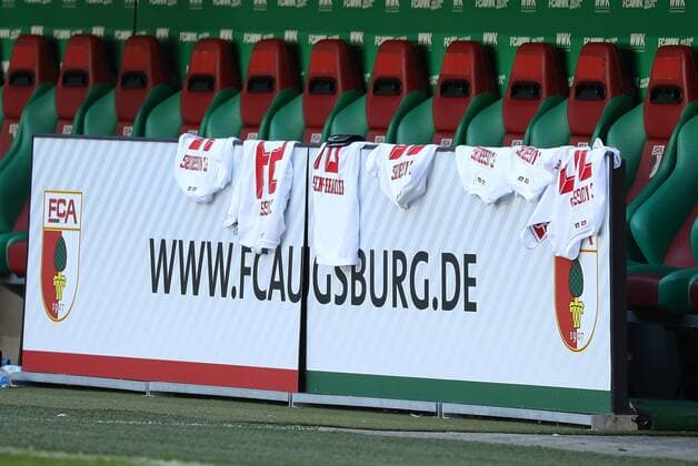 Fußball, Stadiongeschichte FC Augsburg leere Spielerbank, Trikots hängen über der Bande. Familientag und Testspiel: FC Augsburg - Athletic Club Bilbao, Endstand 0:1; 12.08.2018,