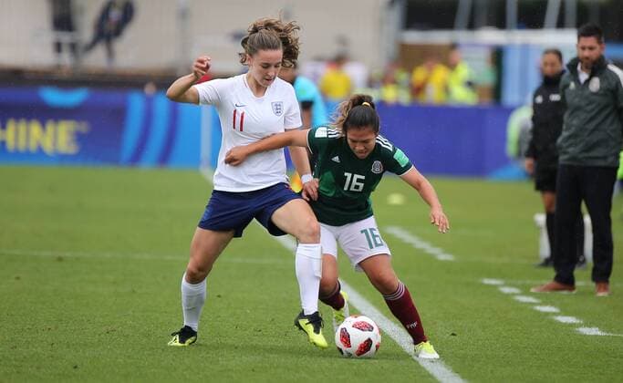 12.08.2018, xcex Frankreich, Saint-Malo, Fussball, Frauenfussball, FIFA U20 WM der Frauen, U-20 Women s World Cup England gegen Mexiko Niamh Charles (England) gegen Andrea Hernandez (Mexiko)
