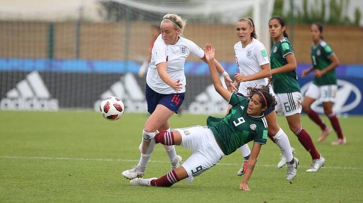 12.08.2018, xcex Frankreich, Saint-Malo, Fussball, Frauenfussball, FIFA U20 WM der Frauen, U-20 Women s World Cup England gegen Mexiko Chloe Peplow (England) gegen Daniela Espinosa (Mexiko)