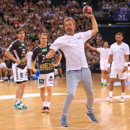Deutschland , Hamburg , Barclaycard Arena , Handball , Helden des Handballs , Handball Hamburg - HSV Handball , Marcel Kokoszka ( Handball HH ) Trainer Martin Schwalb ( HSV ) beim Siebenmeter
