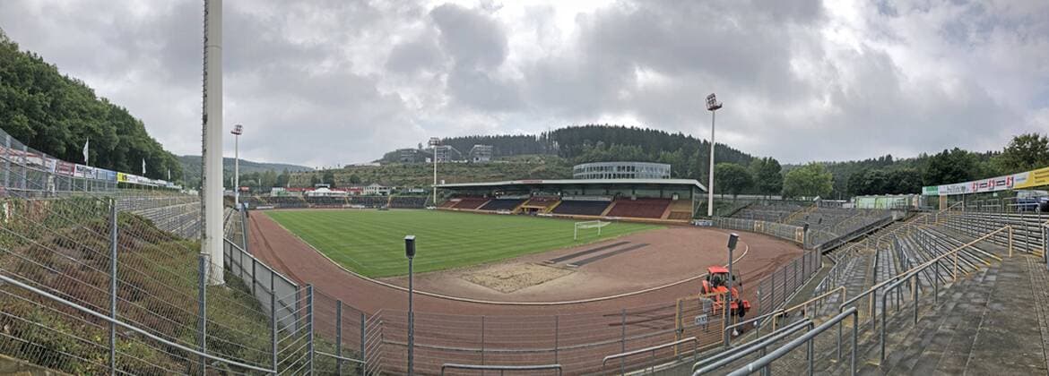 Fußball, Stadiongeschichte Sportfreunde Siegen Das Leimbachstadion, Blick aus dem Gaesteblock, Heimstaette der Sportfreunde Siegen, in diesem Stadion findet am 18.08.2018 das DFB-Pokalspiel der 1. Hauptrunde zwischen dem TuS Erndtebrueck-Hamburger SV statt Fussball Oberliga Westfalen, Leimbachstadion, Sportfreunde Siegen am 14.08.2018 in Siegen Deutschland.