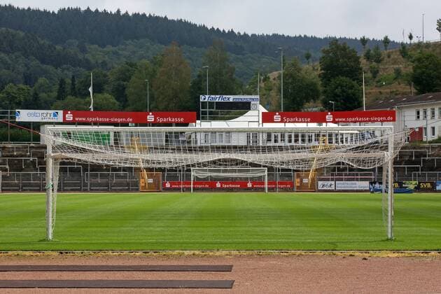 Fußball, Stadiongeschichte Sportfreunde Siegen Das Leimbachstadion, Heimstaette der Sportfreunde Siegen, in diesem Stadion findet am 18.08.2018 das DFB-Pokalspiel der 1. Hauptrunde zwischen dem TuS Erndtebrueck-Hamburger SV statt Fussball Oberliga Westfalen, Leimbachstadion, Sportfreunde Siegen am 14.08.2018 in Siegen Deutschland.