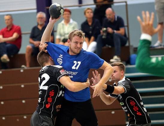 Dritte Handball-Bundesliga - MSG Grossbieberau Modau vs TV Grosswallstadt - Testspiel - Saison - 2018-2019 - 14.08.2018 - Grossbieberau v. l. Kris Jost und Robin Büttner beide MSG Falken gegen Mario Stark TVG Aktion, Zweikampf -