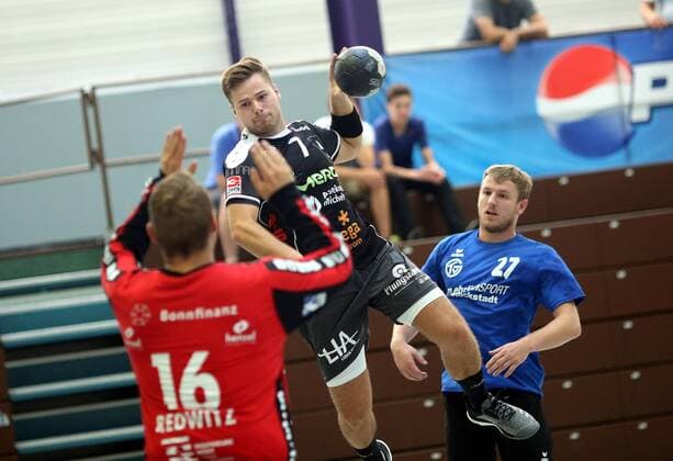 Dritte Handball-Bundesliga - MSG Grossbieberau Modau vs TV Grosswallstadt - Testspiel - Saison - 2018-2019 - 14.08.2018 - Grossbieberau v. l. Jens Redwitz TVG, Robin Büttner MSG Falken, Mario Stark TVG Aktion, Zweikampf -