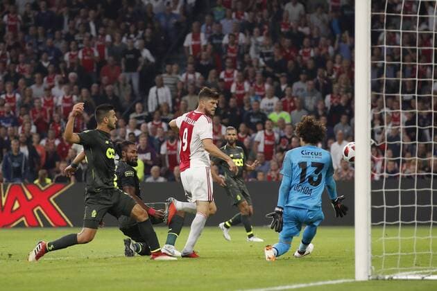 (L-R) Kostas Laifis of Standard Liege, Christian Luyindama of Standard Liege, Klaas Jan Huntelaar of Ajax, Standard Liege goalkeeper Guillermo Ochoa 1-0 during the UEFA Champions League third round qualifying second leg match between Ajax Amsterdam and Royal Standard de Liege at the Johan Cruijff Arena on August 14, 2018 in Amsterdam, The Netherlands UEFA Champions League 2018 2019 xVIxVIxImagesx xMauricexvanxSteenxIVx 11777125