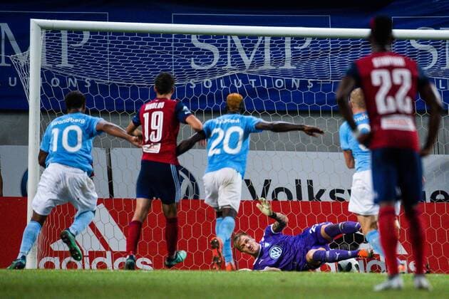 180814 goalkeeper Johan Dahlin of Malmö FF saves a penelty kick during the UEFA Champions League qualifying match between Vidi and Malmö FF on August 14, 2018 in Felcsut. Photo: Ludvig Thunman BILDBYRN kod LT 35516 Copyright: LUDVIGxTHUNMAN BB180814LT084