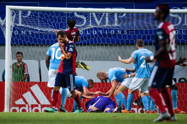 Sport Bilder des Tages 180814 Teammates celebrates with goalkeeper Johan Dahlin of Malmö FF after saving a penelty kick during the UEFA Champions League qualifying match between Vidi and Malmö FF on August 14, 2018 in Felcsut. Photo: Ludvig Thunman BILDBYRN kod LT 35516 Copyright: LUDVIGxTHUNMAN BB180814LT085