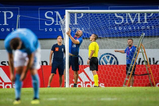 180814 Delay due to a broken net during the UEFA Champions League qualifying match between Vidi and Malmö FF on August 14, 2018 in Felcsut. Photo: Ludvig Thunman BILDBYRN kod LT 35516 Copyright: LUDVIGxTHUNMAN BB180814LT087