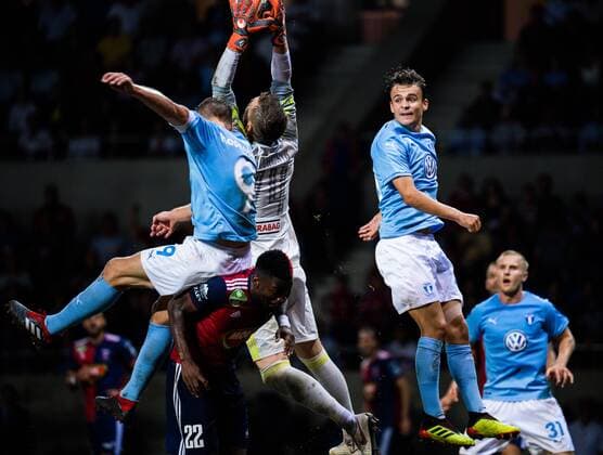 180814 goalkeeper Stefan Scepovic of Vidi with a save infront of Markus Rosenberg and Andreas Vindheim of Malmö FF during the UEFA Champions League qualifying match between Vidi and Malmö FF on August 14, 2018 in Felcsut. Photo: Ludvig Thunman BILDBYRN kod LT 35516 Copyright: LUDVIGxTHUNMAN BB180814LT121