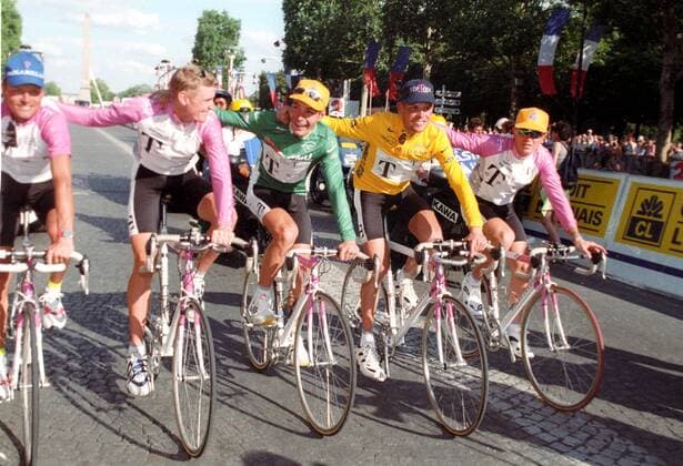 Tour de France 1997. Team Telekom auf Ehrenrunde auf dem Champs-Elysee von links: Bjärne Riis, Rolf Aldag, Erik Zabel, Gesamtsieger Jan Ullrich,Jens Heppner am 27.07.1997