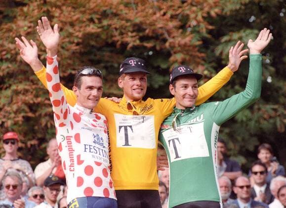 Tour de France 1997. Siegerehrung Tour de France am 27.07.1997 von links: Richard Virenque (Frankreich), Gesamtsieger Jan Ullrich (Deutschland) und Erik Zabel (Deutschland) Sieger mit dem grünen Trikot