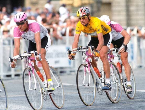 Tour de France 1997. Jan Ullrich im gelben Trikot und Bjarne Riis (links) am 27.07.1997 in Paris