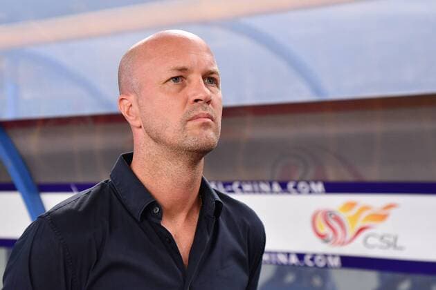 Head coach Jordi Cruyff of Chongqing SWM watches his players competing against Jiangsu Suning in their 18th round match during the 2018 Chinese Football Association Super League (CSL) in Nanjing city, east China s Jiangsu province, 15 August 2018. Jiangsu Suning played draw to Chongqing SWM 0-0. Jiangsu Suning plays draw to Chongqing SWM at 18th round of 2018 CSL  20180815_06032