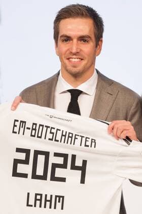 Lahm wird bei Zuschlag für 2024 EM-Organisationschef . Archivfoto; Phillip LAHM (DFB Ehrenspielfuehrer) als Botschafter, das Gesicht, der Bewerbung zur Europa Meisterschaft 2024 , Vorstellung, EM 2024, Ausserordentlicher DFB-Bundestag am 08.12.2017 in Frankfurt Deutschland. Ã‚Â