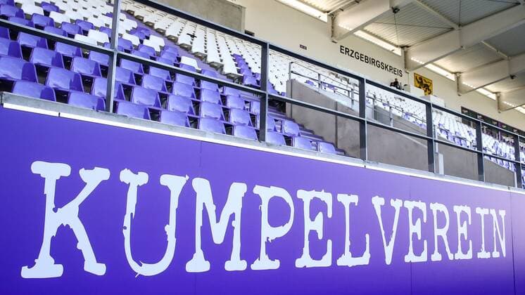 Fußball, Stadiongeschichte FC Erzgebirge Aue Leere Tribuene mit Schriftzug Kumpelverein im Erzgebirgsstadion - 2. Fussball Bundesliga Saison 2018-2019 Punktspiel Erzgebirge Aue vs. 1. FC Magdeburg im Erzgebirgsstadion in Aue - Deutschland, Fussball, Mann, Maenner,12.8.2018 Gemäß den Vorgaben der DFL Deutsche Fußball Liga ist es untersagt, in dem Stadion und oder vom Spiel angefertigte Fotoaufnahmen in Form von Sequenzbildern und oder videoaehnlichen Fotostrecken zu verwerten bzw. verwerten zu lassen. DFL regulations prohibit any use of photographs as image sequences and or quasi-video.