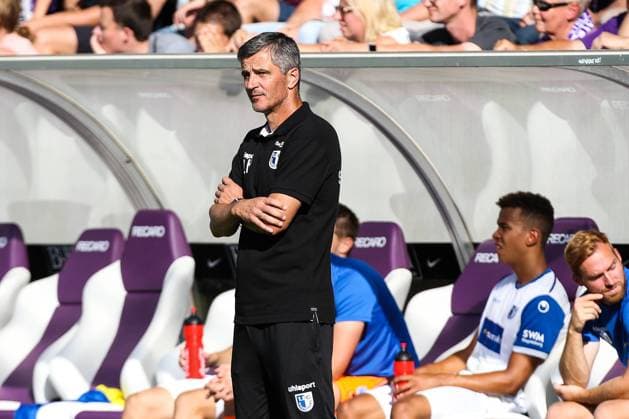 Trainer Jens Härtel (1. FC Magdeburg) - 2. Fussball Bundesliga Saison 2018-2019 Punktspiel Erzgebirge Aue vs. 1. FC Magdeburg im Erzgebirgsstadion in Aue - Deutschland, Fussball, Mann, Maenner,12.8.2018 Gemäß den Vorgaben der DFL Deutsche Fußball Liga ist es untersagt, in dem Stadion und oder vom Spiel angefertigte Fotoaufnahmen in Form von Sequenzbildern und oder videoaehnlichen Fotostrecken zu verwerten bzw. verwerten zu lassen. DFL regulations prohibit any use of photographs as image sequences and or quasi-video.