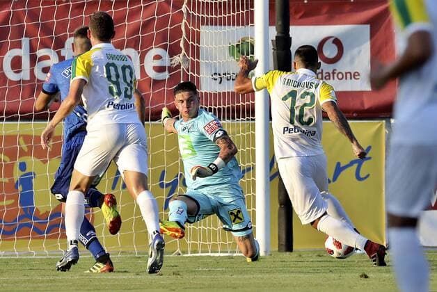 Fußball, EL Quali, AEK Larnaca - Sturm Graz SOCCER - EL, Larnaca vs Sturm LARNACA,CYPRUS,16.AUG.18 - SOCCER - UEFA Europa League, AEK Larnaka vs SK Sturm Graz. Image shows Apostolos Giannou (Larnaca), Tobias Schuetzenauer (Sturm) and Ivan Trickovski (Larnaca). GEPAxpictures xM.xOberlaender