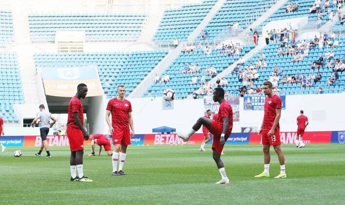 Craiova - RB Leipzig Fussball Euro League Quali Craiova, 16.08.2018, Stadionul Ion Oblemenco, Fussball, UEFA EURO EM Europameisterschaft Fussball League , Qualifikation, 3.Runde, Rückspiel, CS Universitatea Craiova vs. RB Leipzig , Im Bild; Erwärmung mit Jean-Kevin Augustin (29, RB Leipzig), Lukas Klostermann (16, RB Leipzig), Bruma (17, RB Leipzig) und Stefan Ilsanker (13, RB Leipzig). ,
