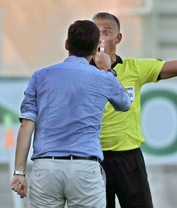 SOCCER - EL, Larnaca vs Sturm LARNACA,CYPRUS,16.AUG.18 - SOCCER - UEFA Europa League, AEK Larnaka vs SK Sturm Graz. Image shows head coach Andoni Iraola Sagarna (Larnaca) and referee Paolo Valeri (ITA). GEPAxpictures xM.xOberlaender