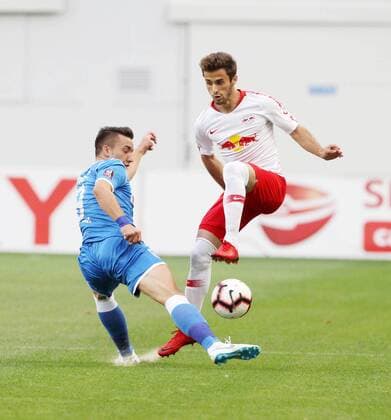 Craiova - RB Leipzig Fussball Euro League Quali Craiova, 16.08.2018, Stadionul Ion Oblemenco, Fussball, UEFA EURO EM Europameisterschaft Fussball League , Qualifikation, 3.Runde, Rückspiel, CS Universitatea Craiova vs. RB Leipzig , Im Bild von links; Andrei Burlacu (9, Craiova) und Marcello Saracchi (3, RB Leipzig) . ,