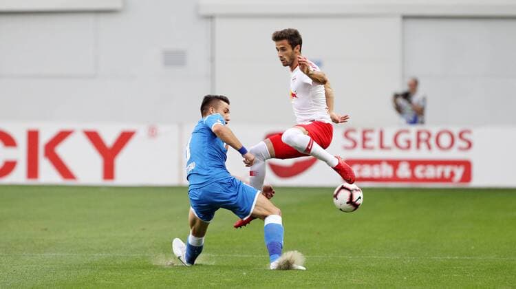 Craiova - RB Leipzig Fussball Euro League Quali Craiova, 16.08.2018, Stadionul Ion Oblemenco, Fussball, UEFA EURO EM Europameisterschaft Fussball League , Qualifikation, 3.Runde, Rückspiel, CS Universitatea Craiova vs. RB Leipzig , Im Bild von links; Andrei Burlacu (9, Craiova) und Marcello Saracchi (3, RB Leipzig) . ,