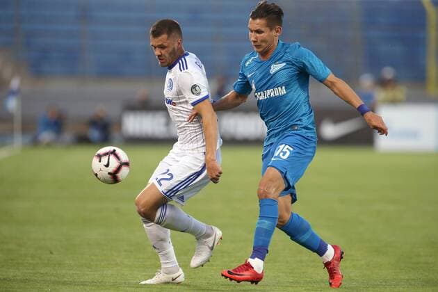 ST PETERSBURG, RUSSIA - AUGUST 16, 2018: Dinamo Minsk s Roman Begunov (L) and Zenit St Petersburg s Elmir Nabiullin fight for the ball in their 2018 19 UEFA Europa League third qualifying round Leg 2 match at Petrovsky Stadium. Peter Kovalev TASS  TS08CFE6