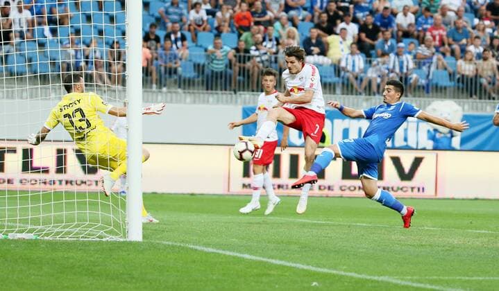 Sport Bilder des Tages Fußball, EL Quali, CS Universitatea Craiova - RB Leipzig Craiova - RB Leipzig Fussball Euro League Quali Craiova, 16.08.2018, Stadionul Ion Oblemenco, Fussball, UEFA EURO EM Europameisterschaft Fussball League , Qualifikation, 3.Runde, Rückspiel, CS Universitatea Craiova vs. RB Leipzig , Im Bild; Tor für RB Leipzig zum 0:1. Marcel Sabitzer (mi., 7, RB Leipzig) trifft gegen Torwart Mirko Pigliacelli (13, Craiova) und Marius Briceag (3, Craiova). ,