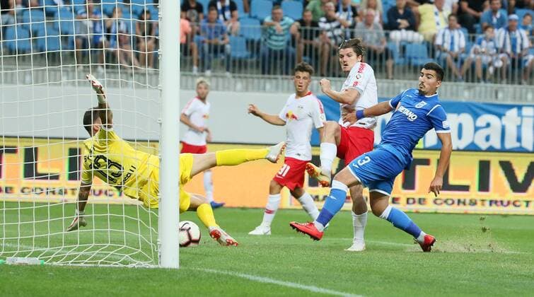 Fußball, EL Quali, CS Universitatea Craiova - RB Leipzig Craiova - RB Leipzig Fussball Euro League Quali Craiova, 16.08.2018, Stadionul Ion Oblemenco, Fussball, UEFA EURO EM Europameisterschaft Fussball League , Qualifikation, 3.Runde, Rückspiel, CS Universitatea Craiova vs. RB Leipzig , Im Bild; Tor für RB Leipzig zum 0:1. Marcel Sabitzer (mi., 7, RB Leipzig) trifft gegen Torwart Mirko Pigliacelli (13, Craiova) und Marius Briceag (3, Craiova). ,