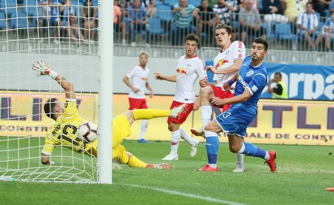 Fußball, EL Quali, CS Universitatea Craiova - RB Leipzig Craiova - RB Leipzig Fussball Euro League Quali Craiova, 16.08.2018, Stadionul Ion Oblemenco, Fussball, UEFA EURO EM Europameisterschaft Fussball League , Qualifikation, 3.Runde, Rückspiel, CS Universitatea Craiova vs. RB Leipzig , Im Bild; Tor für RB Leipzig. Das 0:1 durch Marcel Sabitzer (7, RB Leipzig) gegen Torwart Mirko Pigliacelli (13, Craiova) und Marius Briceag (re., 3, Craiova). ,