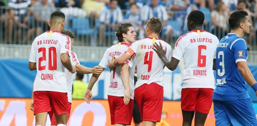 Fußball, EL Quali, CS Universitatea Craiova - RB Leipzig Craiova - RB Leipzig Fussball Euro League Quali Craiova, 16.08.2018, Stadionul Ion Oblemenco, Fussball, UEFA EURO EM Europameisterschaft Fussball League , Qualifikation, 3.Runde, Rückspiel, CS Universitatea Craiova vs. RB Leipzig , Im Bild: Tor für Leipzig. Torjubel nach dem 0:1 durch Marcel Sabitzer (mi., 7, RB Leipzig). ,