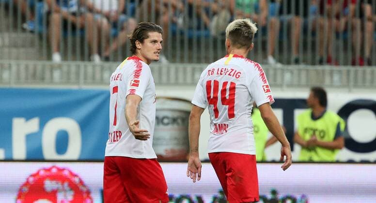 Fußball, EL Quali, CS Universitatea Craiova - RB Leipzig Craiova - RB Leipzig Fussball Euro League Quali Craiova, 16.08.2018, Stadionul Ion Oblemenco, Fussball, UEFA EURO EM Europameisterschaft Fussball League , Qualifikation, 3.Runde, Rückspiel, CS Universitatea Craiova vs. RB Leipzig , Im Bild; Tor für RB Leipzig. Torschütze Marcel Sabitzer (l., 7, RB Leipzig) und Kevin Kampl (44, RB Leipzig), Jubel. ,