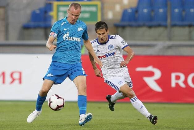 ST PETERSBURG, RUSSIA - AUGUST 16, 2018: Zenit St Petersburg s Alexander Anyukov (L) and Dinamo Minsk s Uladzimir Khvashchynski fight for the ball in their 2018 19 UEFA Europa League third qualifying round Leg 2 match at Petrovsky Stadium. Peter Kovalev TASS  TS08CFF3