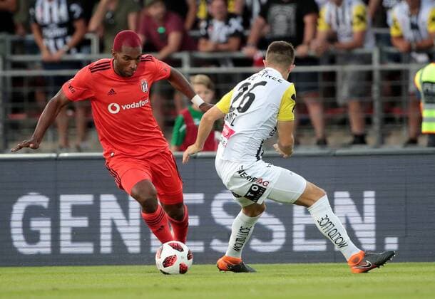 SOCCER - EL, LASK vs Besiktas LINZ,AUSTRIA,16.AUG.18 - SOCCER - UEFA Europa League, LASK Linz vs Besiktas Istanbul. Image shows Ryan Babel (Besiktas) and Reinhold Ranftl (LASK). GEPAxpictures xWalterxLuger