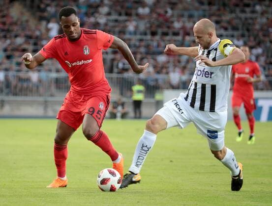 SOCCER - EL, LASK vs Besiktas LINZ,AUSTRIA,16.AUG.18 - SOCCER - UEFA Europa League, LASK Linz vs Besiktas Istanbul. Image shows Cyle Larin (Besiktas) and Gernot Trauner (LASK). GEPAxpictures xWalterxLuger