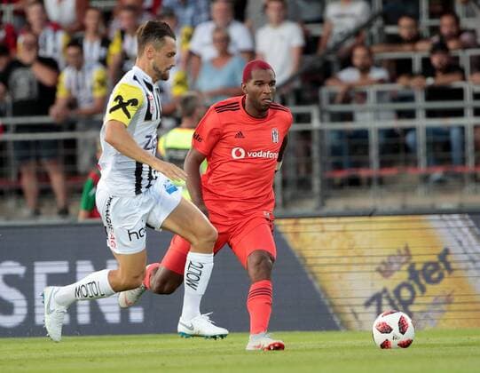 SOCCER - EL, LASK vs Besiktas LINZ,AUSTRIA,16.AUG.18 - SOCCER - UEFA Europa League, LASK Linz vs Besiktas Istanbul. Image shows James Holland (LASK) and Ryan Babel (Besiktas). GEPAxpictures xWalterxLuger