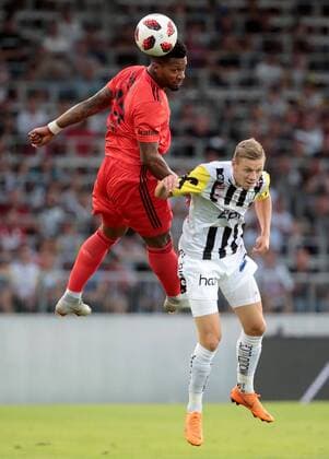 SOCCER - EL, LASK vs Besiktas LINZ,AUSTRIA,16.AUG.18 - SOCCER - UEFA Europa League, LASK Linz vs Besiktas Istanbul. Image shows Jeremain Lens (Besiktas) and Maximilian Ullmann (LASK). GEPAxpictures xWalterxLuger