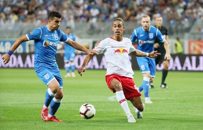 Craiova - RB Leipzig Fussball Euro League Quali Craiova, 16.08.2018, Stadionul Ion Oblemenco, Fussball, UEFA EURO EM Europameisterschaft Fussball League , Qualifikation, 3.Runde, Rückspiel, CS Universitatea Craiova vs. RB Leipzig , Im Bild von links; Marius Briceag (3, Craiova), Yussuf Poulsen (9, RB Leipzig). ,