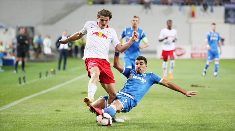 Craiova - RB Leipzig Fussball Euro League Quali Craiova, 16.08.2018, Stadionul Ion Oblemenco, Fussball, UEFA EURO EM Europameisterschaft Fussball League , Qualifikation, 3.Runde, Rückspiel, CS Universitatea Craiova vs. RB Leipzig , Im Bild von links; Marcel Sabitzer (7, RB Leipzig), Marius Briceag (3, Craiova). ,