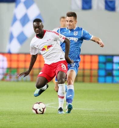 Craiova - RB Leipzig Fussball Euro League Quali Craiova, 16.08.2018, Stadionul Ion Oblemenco, Fussball, UEFA EURO EM Europameisterschaft Fussball League , Qualifikation, 3.Runde, Rückspiel, CS Universitatea Craiova vs. RB Leipzig , Im Bild von vorn; Jean-Kevin Augustin (29, RB Leipzig), Alexandru Mateiu (8, Craiova). ,