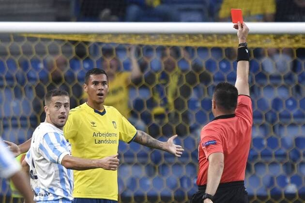 Sport Bilder des Tages Fußball, EL Quali, Bröndby IF - Spartak Subotica Broendbys Joel Kabongo (24) udvises. Europa League kvalifikation: Broendby IF - Spartak Subotica tredje kvalifikationsrunde, anden kamp paa Broendby Stadion, torsdag den 16. august 2018. , Denmark  Copyright: TariqxMikkelxKhanx cop103 spdk20180816-201703-L