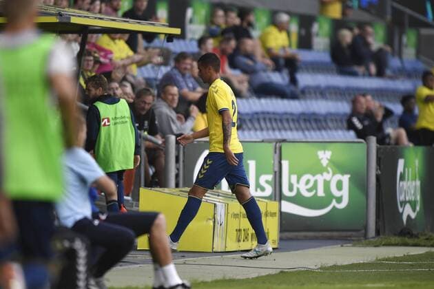 Fußball, EL Quali, Bröndby IF - Spartak Subotica Broendbys Joel Kabongo (24) udvises. Europa League kvalifikation: Broendby IF - Spartak Subotica tredje kvalifikationsrunde, anden kamp paa Broendby Stadion, torsdag den 16. august 2018. , Denmark  Copyright: TariqxMikkelxKhanx cop103 spdk20180816-201742-L