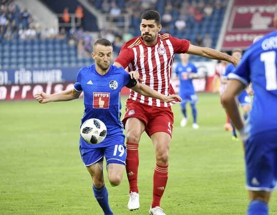 16.08.2018 Luzern,Schweiz ,Fussball Herren Saison 2018 2019 Europa League Qualifikation .FC Luzern - Olympiacos FC Im Bild : Luzerns Christian Scheuwly li. gegen 5 Andreas Bouchalakis (Olympiacos FC) Aktion Zweikampf