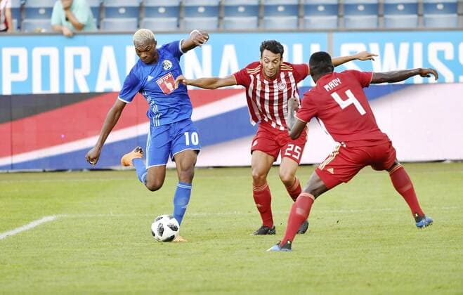 16.08.2018 Luzern,Schweiz ,Fussball Herren Saison 2018 2019 Europa League Qualifikation .FC Luzern - Olympiacos FC Im Bild : Luzerns Blessing Eleke li. gegen 25 Roderick (Olympiacos FC) Aktion