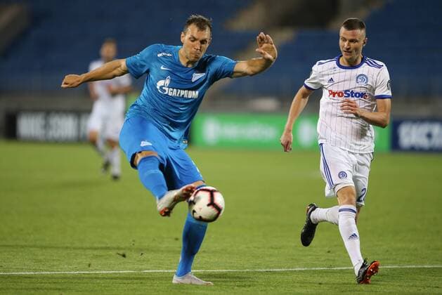 ST PETERSBURG, RUSSIA - AUGUST 16, 2018: Zenit St Petersburg s Artyom Dzyuba (L) and Dinamo Minsk s Igor Shitov fight for the ball in their 2018 19 UEFA Europa League third qualifying round Leg 2 match at Petrovsky Stadium. Peter Kovalev TASS  TS08D02F