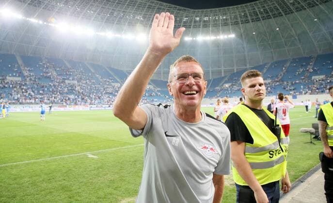Craiova - RB Leipzig Fussball Euro League Quali Craiova, 16.08.2018, Stadionul Ion Oblemenco, Fussball, UEFA EURO EM Europameisterschaft Fussball League , Qualifikation, 3.Runde, Rückspiel, CS Universitatea Craiova vs. RB Leipzig 1:1 (0:1). , Im Bild; Cheftrainer Ralf Rangnick, RB Leipzig, bedankt sich nach dem Spiel bei den Leipziger Fans. ,