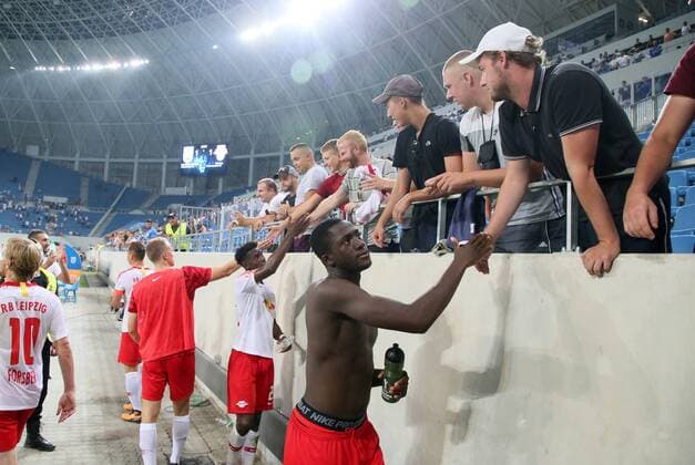 Craiova - RB Leipzig Fussball Euro League Quali Craiova, 16.08.2018, Stadionul Ion Oblemenco, Fussball, UEFA EURO EM Europameisterschaft Fussball League , Qualifikation, 3.Runde, Rückspiel, CS Universitatea Craiova vs. RB Leipzig 1:1 (0:1). , Im Bild; Lukas Klostermann (16, RB Leipzig),Nordi Mukiele (22, RB Leipzig) und Ibrahima KonatŽ Konate (6, RB Leipzig) bedanken sich nach dem Spiel bei den Leipziger Fans. ,