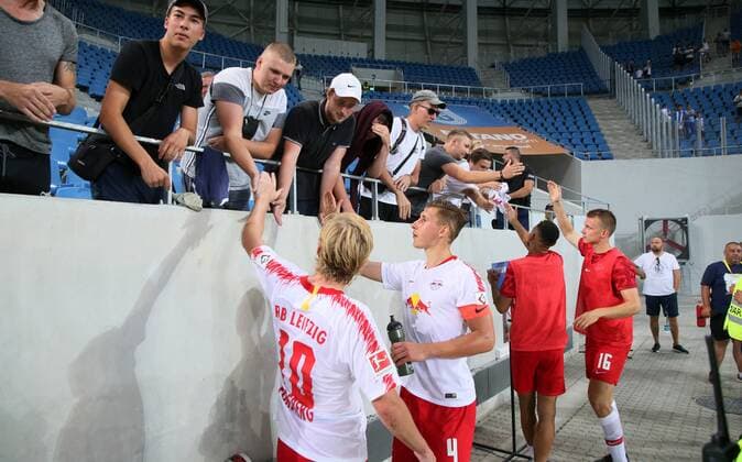 Craiova - RB Leipzig Fussball Euro League Quali Craiova, 16.08.2018, Stadionul Ion Oblemenco, Fussball, UEFA EURO EM Europameisterschaft Fussball League , Qualifikation, 3.Runde, Rückspiel, CS Universitatea Craiova vs. RB Leipzig 1:1 (0:1). , Im Bild; Emil Forsberg (10, RB Leipzig), Willi Orban (4, RB Leipzig), Matheus Cunha (20, RB Leipzig), Lukas Klostermann (16, RB Leipzig) bedanken sich nach dem Spiel bei den Leipziger Fans. ,