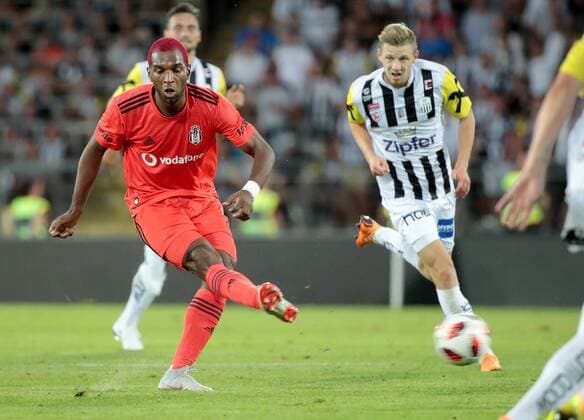 SOCCER - EL, LASK vs Besiktas LINZ,AUSTRIA,16.AUG.18 - SOCCER - UEFA Europa League, LASK Linz vs Besiktas Istanbul. Image shows Ryan Babel (Besiktas) and Maximilian Ullmann (LASK). GEPAxpictures xWalterxLuger
