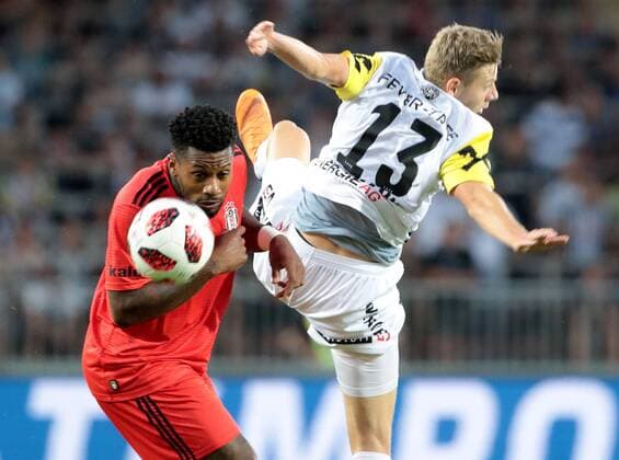 SOCCER - EL, LASK vs Besiktas LINZ,AUSTRIA,16.AUG.18 - SOCCER - UEFA Europa League, LASK Linz vs Besiktas Istanbul. Image shows Jeremain Lens (Besiktas) and Maximilian Ullmann (LASK). GEPAxpictures xWalterxLuger